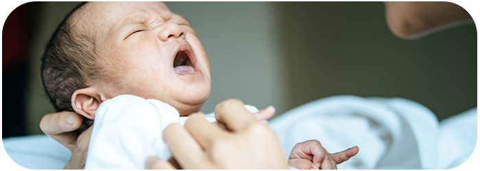 bébé pleure dans son lit